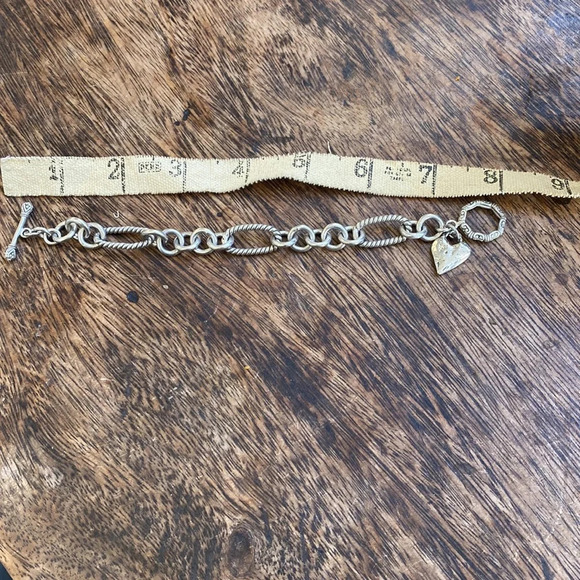 Detailed sterling silver chunky bracelet with a rustic heart - Picture 5 of 9